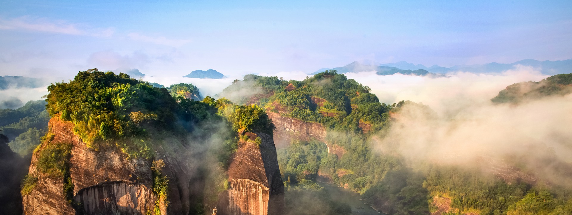 作品標(biāo)題：《群峰鬧?！纷髡撸狐S如川，拍攝地：武夷山，聯(lián)系電話：13906066286_副本