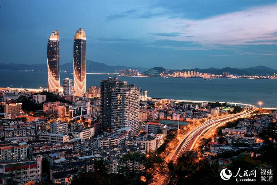 傍晚時(shí)分的廈門雙子星。林旭東攝