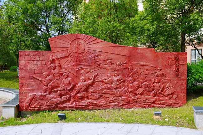 “前赴后繼”浮雕墻。漳州衛(wèi)生職業(yè)學(xué)院供圖