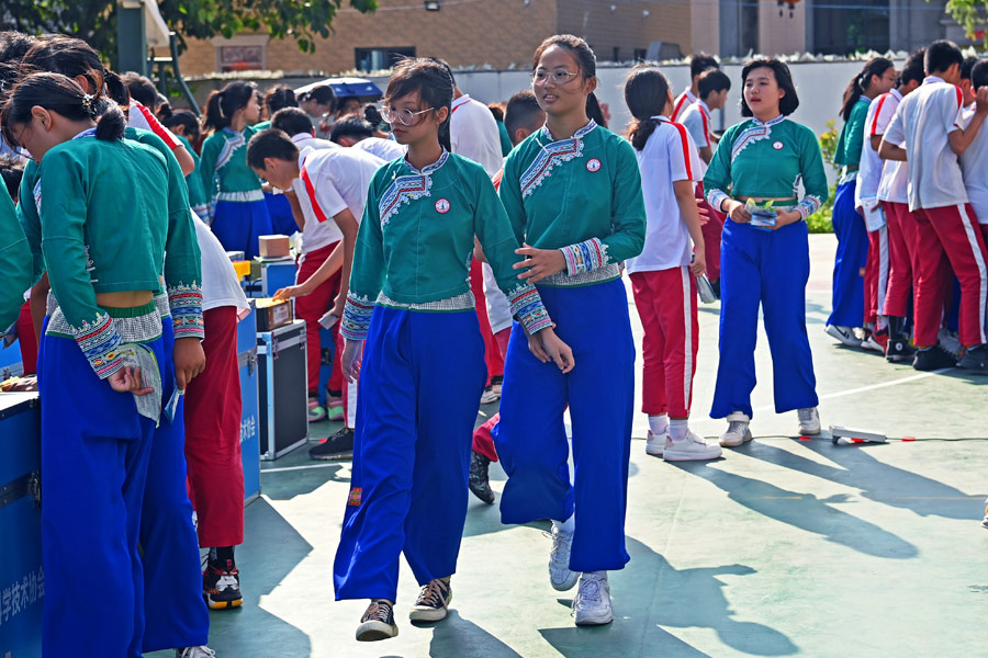 �W(xu��)��������Ů��������Ⱥ����С���ЌW(xu��)�γ�һ���n�����L(f��ng)�������הz