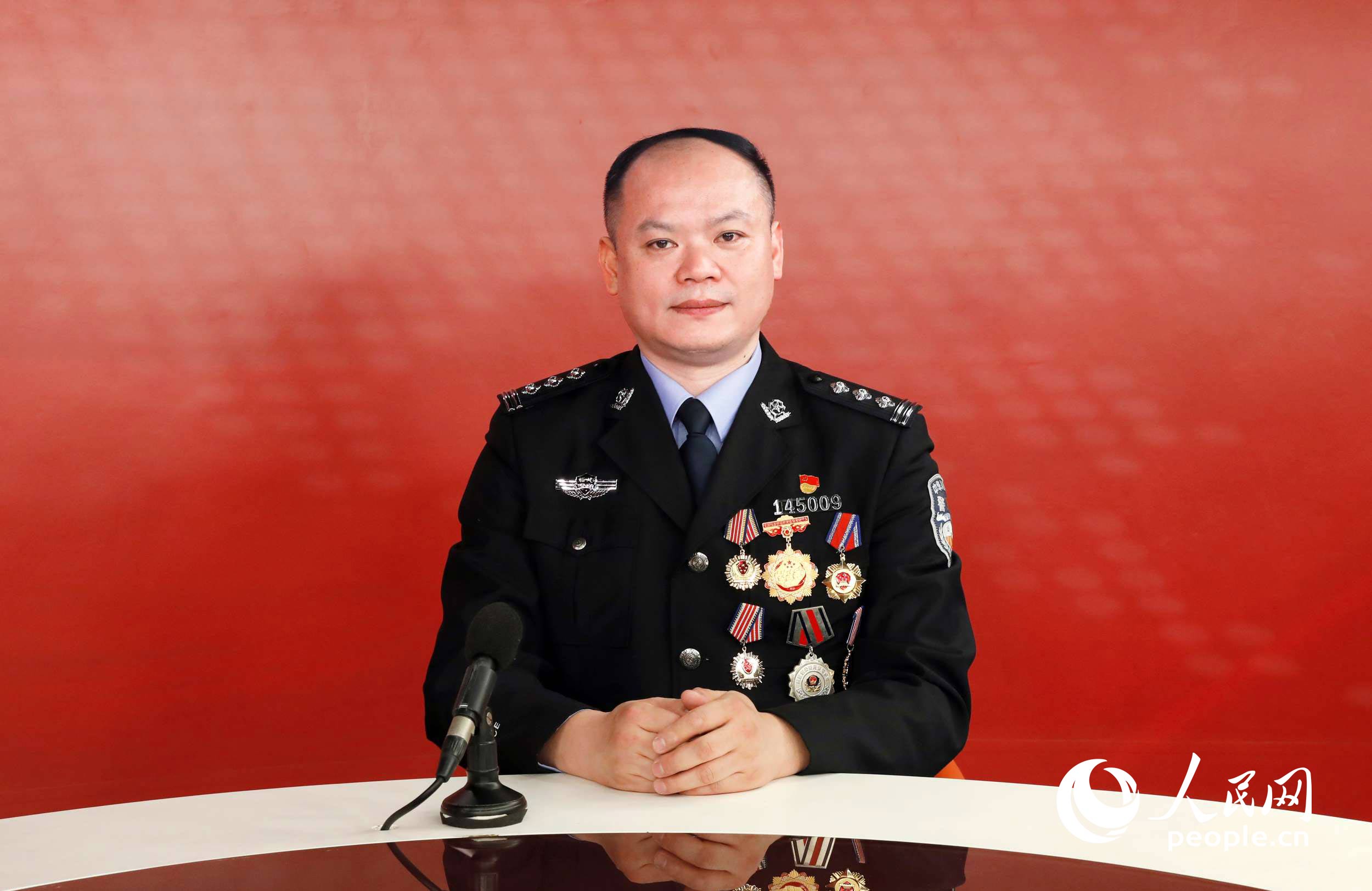 福州市馬尾區(qū)公安局副局長(zhǎng)黃見(jiàn)新做客人民網(wǎng)福建演播室。人民網(wǎng) 陳永整攝