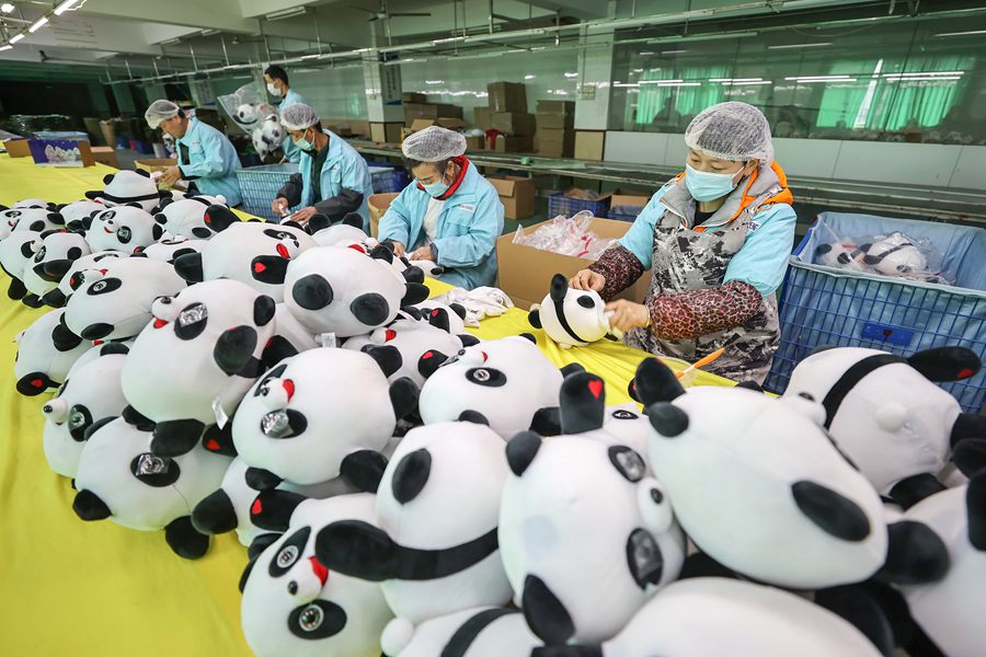 “冰墩墩”車間生產(chǎn)忙。董嚴(yán)軍攝