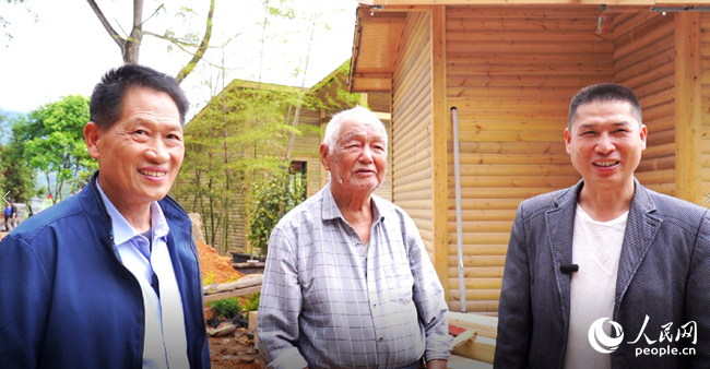 俞邦村的三任村支書，共同見(jiàn)證了俞邦村如何通過(guò)沙縣小吃走上致富路。人民網(wǎng) 魏鵬飛攝