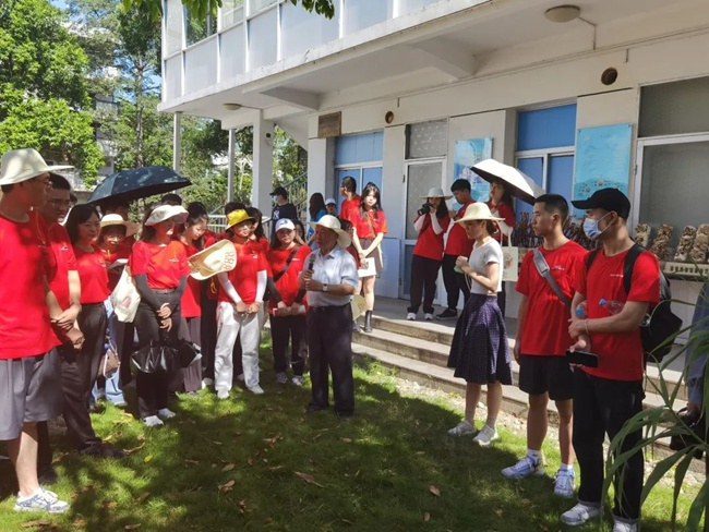 林占熺為實(shí)踐隊(duì)員講解菌草知識