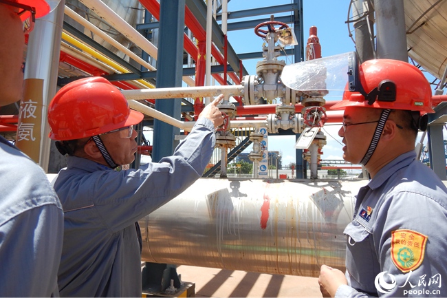 督導(dǎo)核查組進入生產(chǎn)現(xiàn)場，對造氣裝置重大危險源進行檢查。人民網(wǎng) 林盈攝