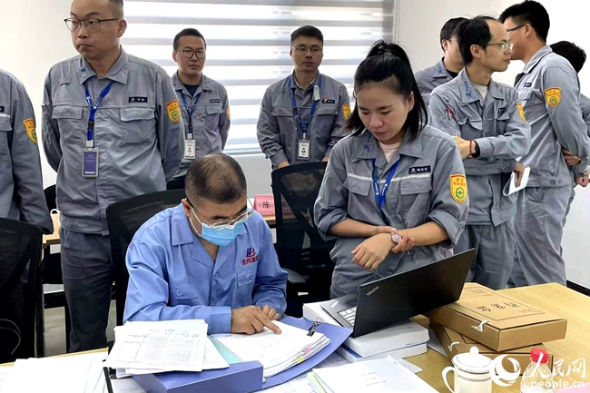 督導(dǎo)查核組專家對企業(yè)臺賬進行抽查檢查。人民網(wǎng) 林盈攝