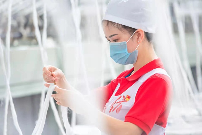 福建福能南紡衛(wèi)生材料有限公司衛(wèi)材廠黨支部副書記、副廠長胡愛月?