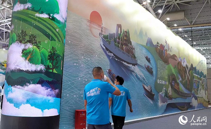 數(shù)字中國建設(shè)成就巡禮專題展“中國風”設(shè)計帶來強烈的視覺沖擊。人民網(wǎng) 魏鵬飛攝