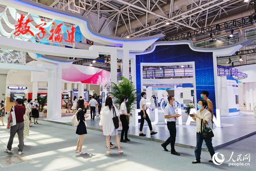 “數(shù)字福建”展區(qū)前觀展群眾熙熙攘攘，熱情不減。人民網(wǎng) 劉卿攝