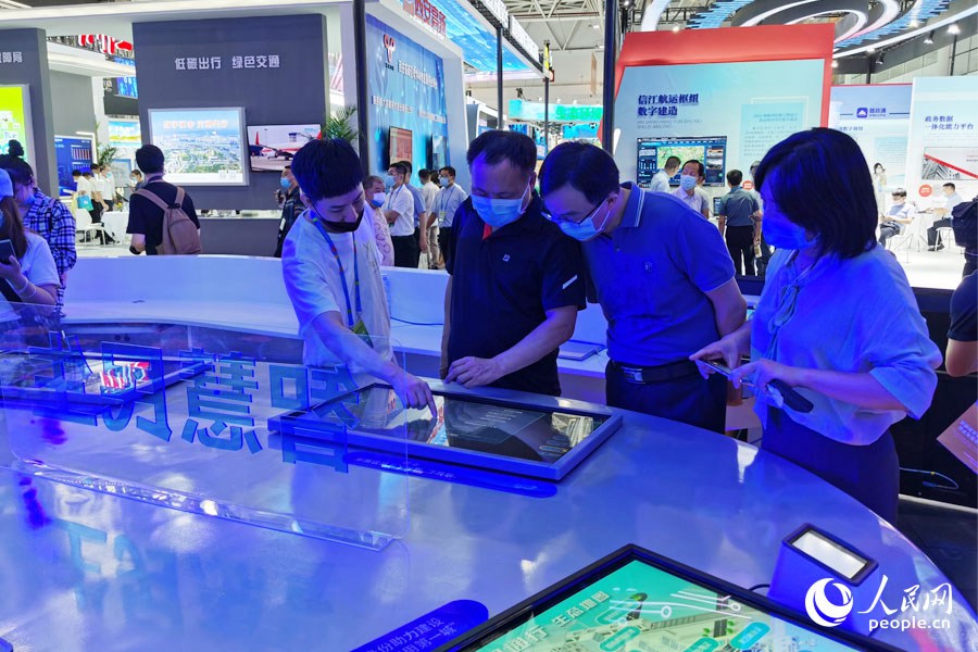 智慧民生受到市民群眾關(guān)注。人民網(wǎng) 劉卿攝