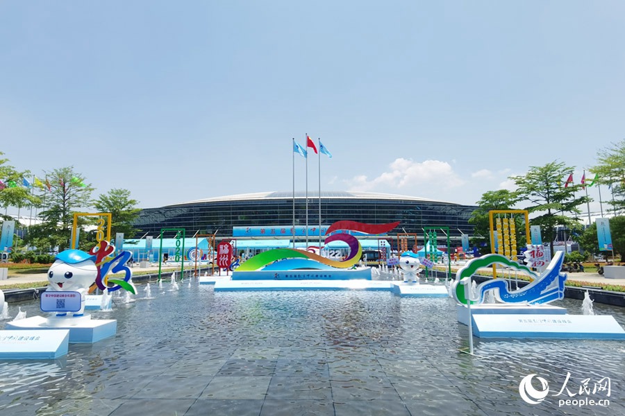 福州海峽國際會展中心場館外，峰會元素滿滿。人民網(wǎng) 劉卿攝