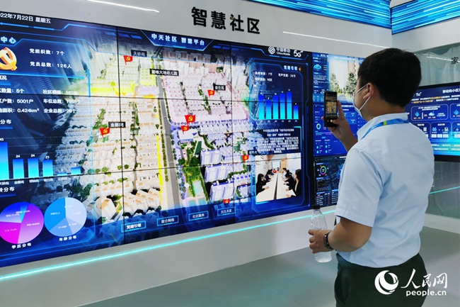 第五屆數(shù)字中國(guó)建設(shè)成果展覽會(huì)上，科技成果應(yīng)用引市民駐足。人民網(wǎng) 劉卿攝