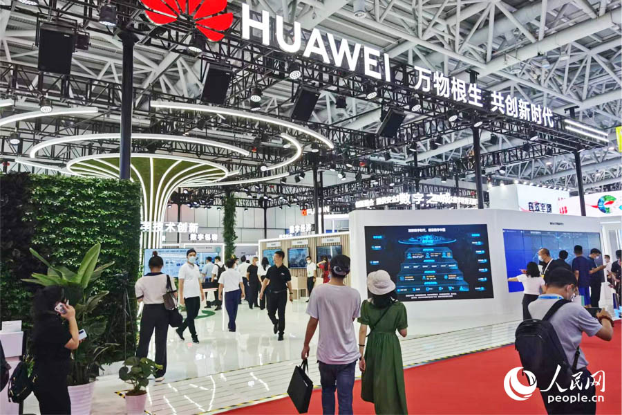 第五屆數(shù)字中國建設(shè)峰會期間，華為展廳受到眾多觀展群眾的關(guān)注。人民網(wǎng) 劉卿攝