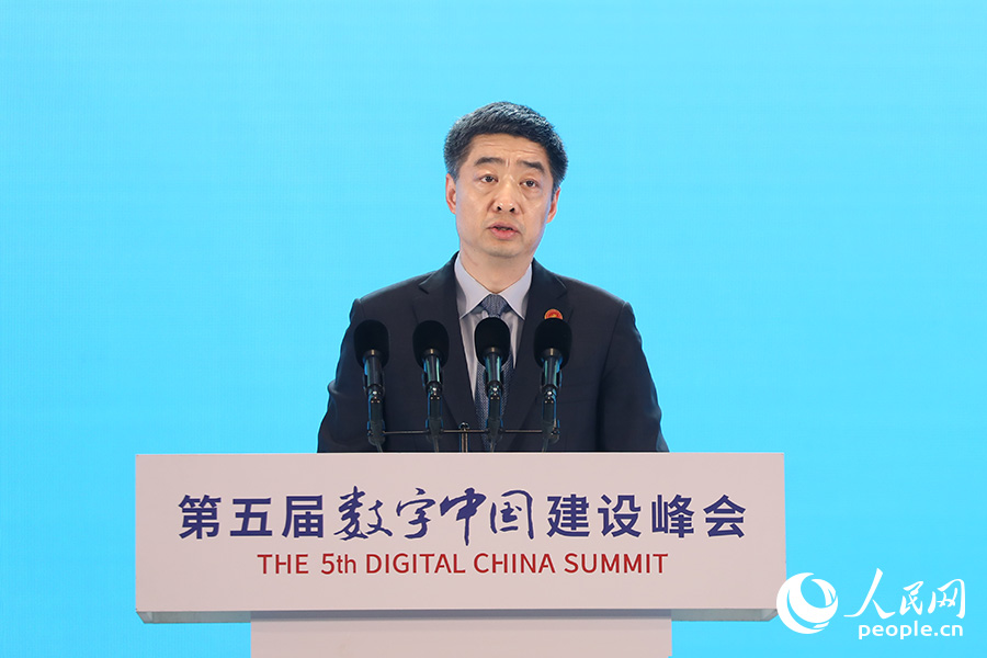 華為輪值董事長胡厚崑在峰會主論壇作主旨演講。人民網(wǎng) 陳永整攝