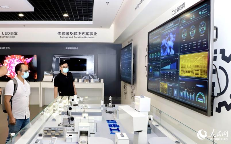 京東方福州第8.5代半導(dǎo)體顯示生產(chǎn)線榮膺“燈塔工廠”。人民網(wǎng) 謝小姿攝