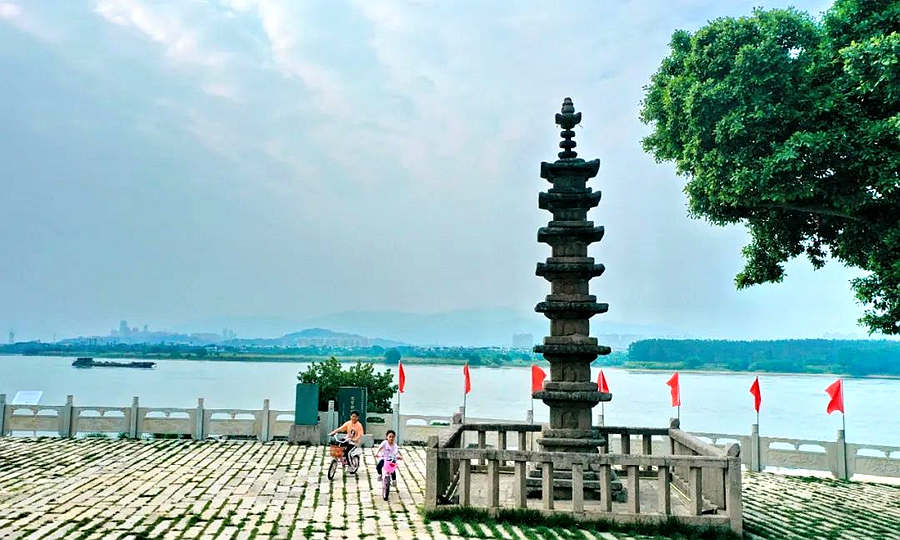 鎮(zhèn)國寶塔臨江矗立。陳木易、王立強攝