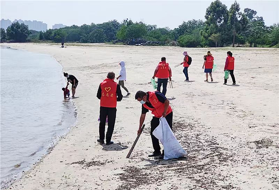 侯官村村民護河隊開展“護河愛水、清潔家園”行動。閩侯縣河長辦供圖