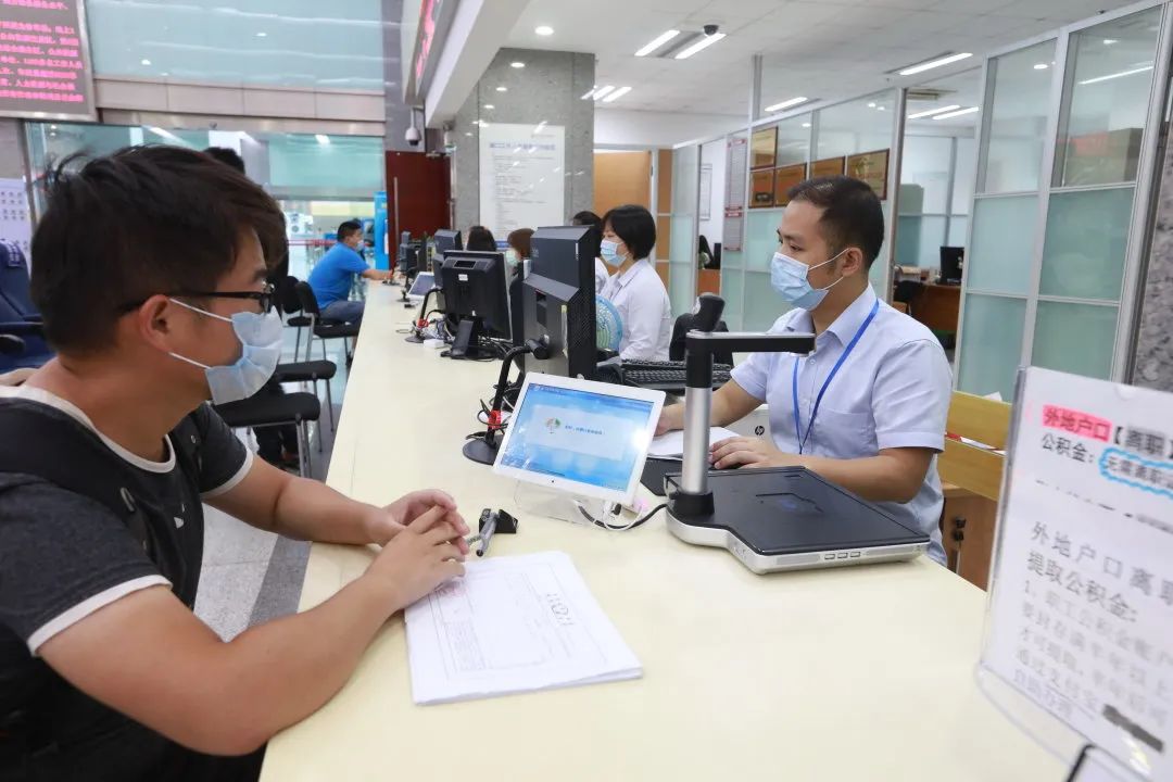 市住房局持續(xù)深化“放管服”改革，不斷優(yōu)化政務(wù)服務(wù)管理模式。（陳立新 攝）