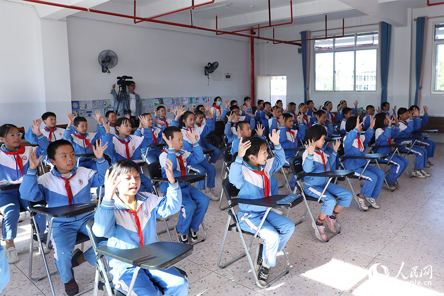 長汀縣河田朱溪小學(xué)的學(xué)生們齊做節(jié)水手指操。人民網(wǎng) 陳永整攝