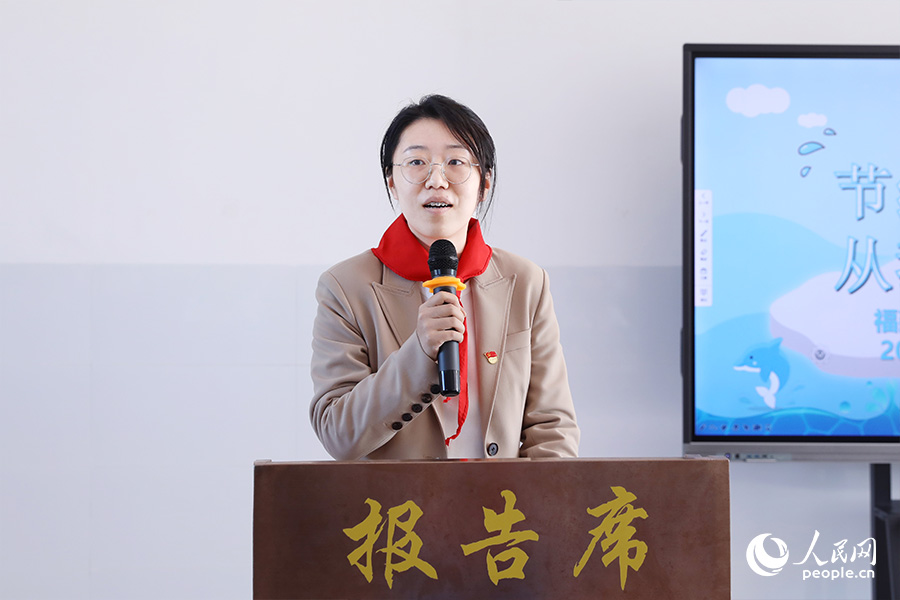 福建省水利廳直屬機關(guān)團(tuán)委書記、水資源管理處副處長劉奇在主題班會上授課。人民網(wǎng) 陳永整攝