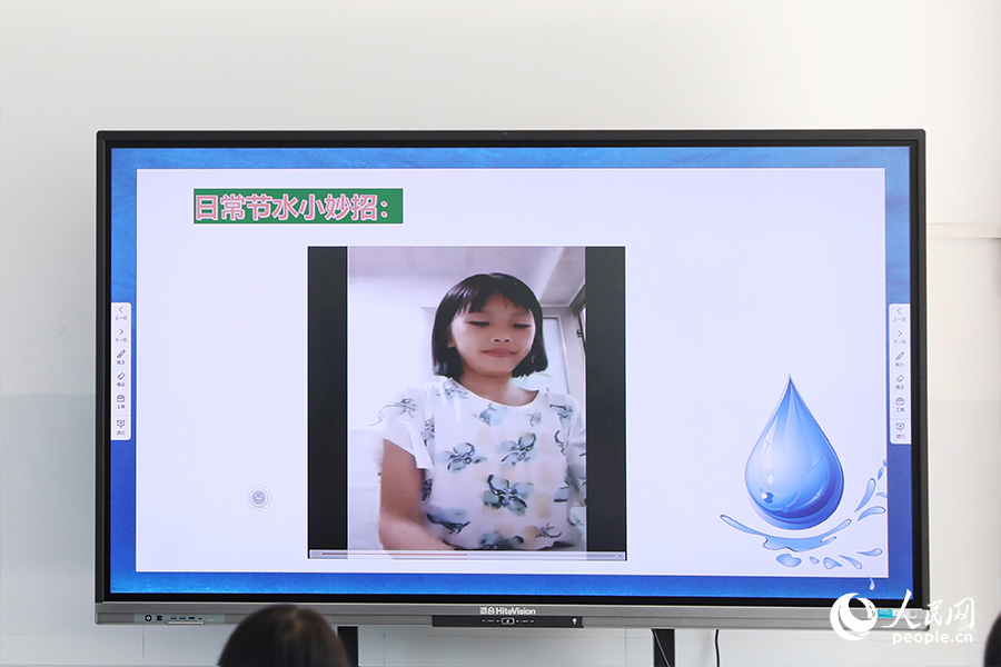 多媒體大屏上展示的是朱溪小學(xué)征集來的學(xué)生日常節(jié)水小妙招視頻。人民網(wǎng) 陳永整攝