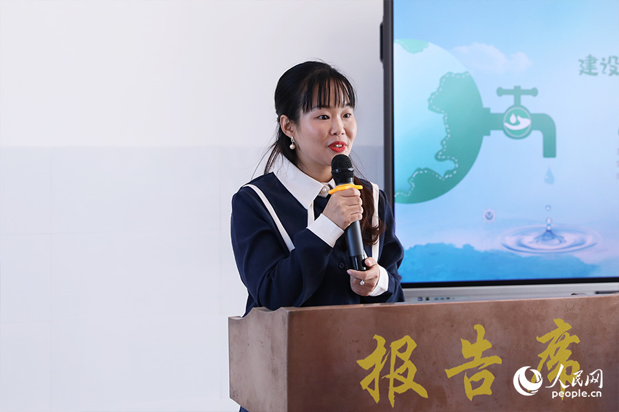 朱溪小學(xué)辦公室主任胡惠清介紹校園節(jié)水德育工作情況。人民網(wǎng) 陳永整攝