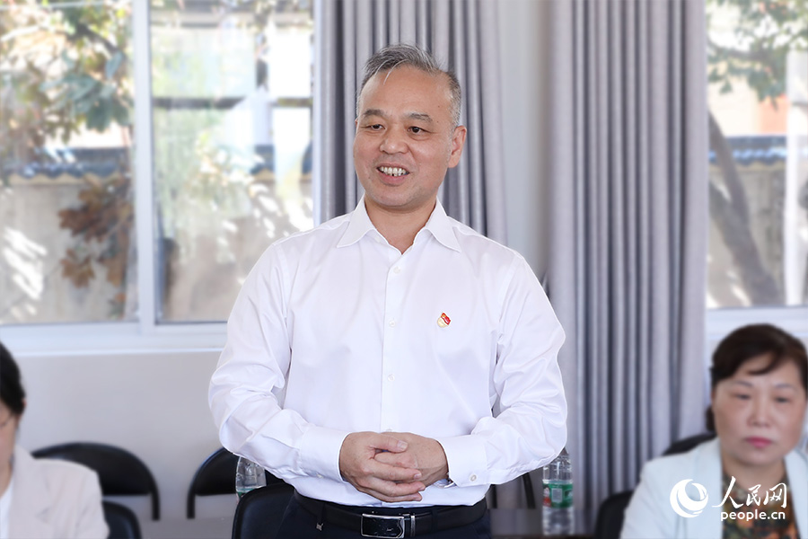 福建省水利廳一級巡視員丘汀萌在愛心助學(xué)座談會上致辭。人民網(wǎng) 陳永整攝