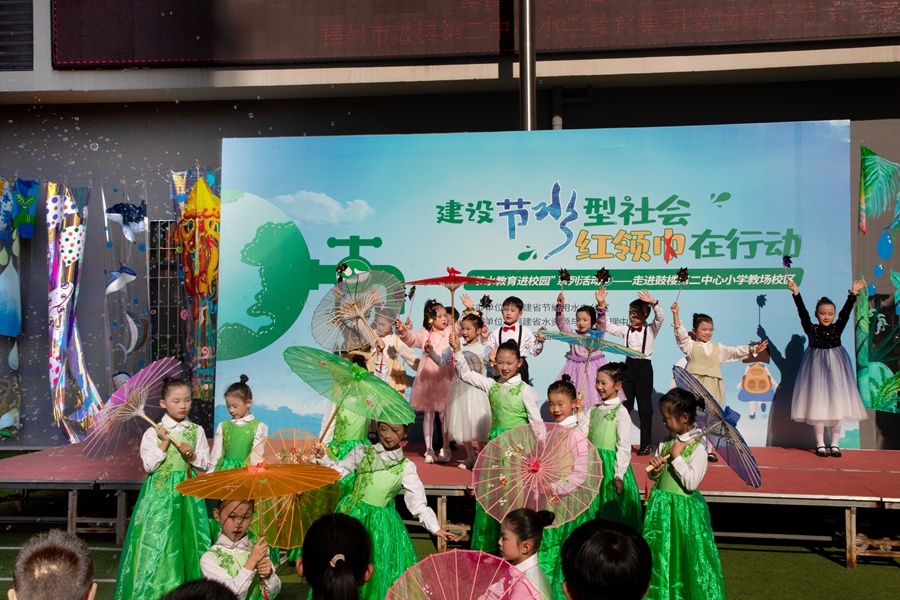 主題舞蹈表演《泉水叮咚》。實(shí)習(xí)生 楊俊杰攝