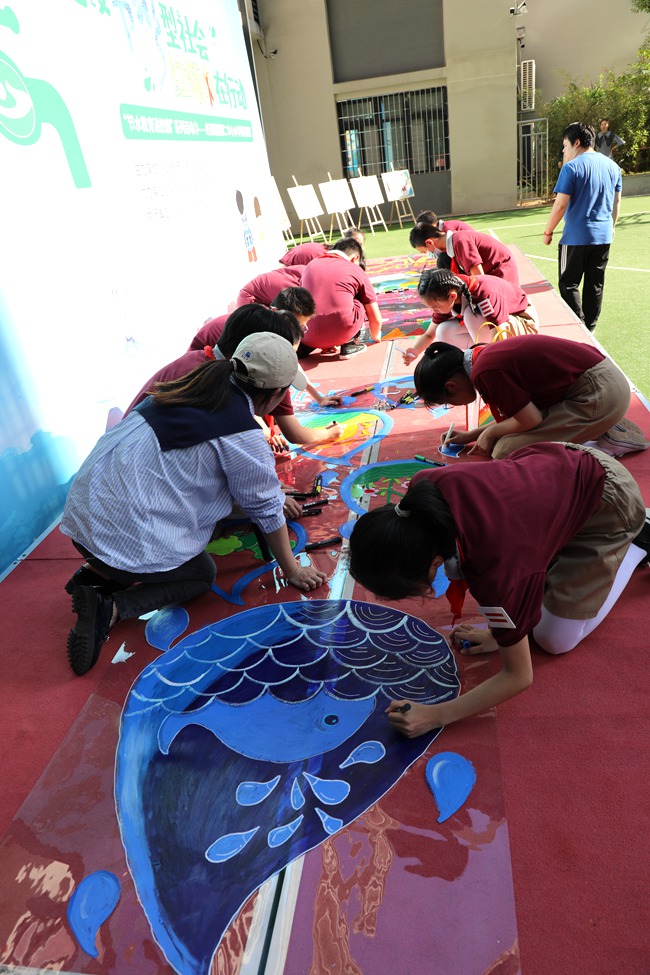 同學(xué)們現(xiàn)場繪制節(jié)水主題貼畫。實(shí)習(xí)生 楊俊杰攝