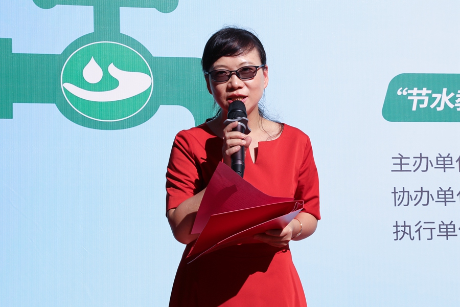 福州市鼓樓第二中心小學(xué)教育集團(tuán)副校長、教場校區(qū)負(fù)責(zé)人張延芳介紹學(xué)校開展節(jié)水教育宣傳的有關(guān)情況。實(shí)習(xí)生 楊俊杰攝