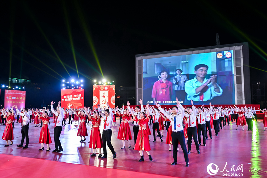 串燒歌舞《年代婚禮秀》。人民網(wǎng) 陳博攝