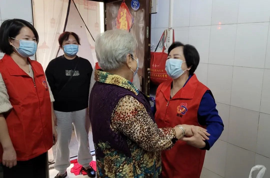 林丹與兩名巾幗志愿者前去看望林瑞珍老人。葉藝琳攝