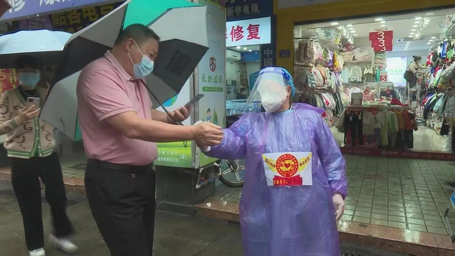 “銀發(fā)”志愿者蘇笑萍。新羅區(qū)融媒體中心供圖