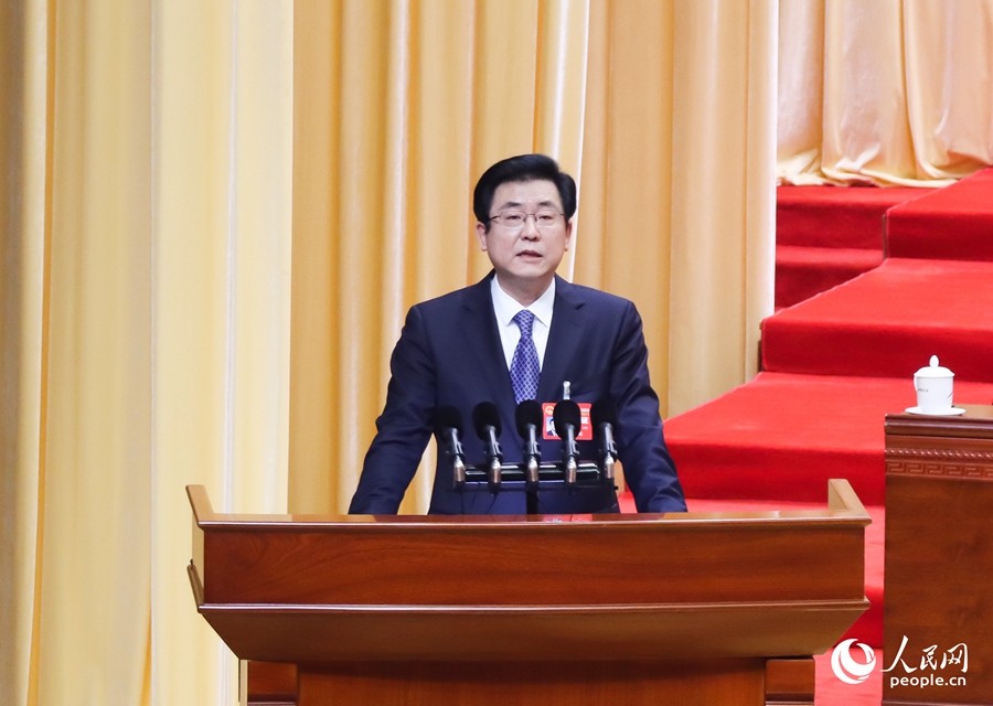 福建省省長趙龍作政府工作報告。人民網(wǎng) 劉卿攝