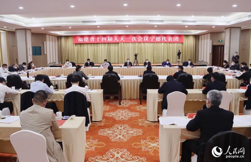 福建省十四屆人大一次會(huì)議寧德代表團(tuán)分組審議現(xiàn)場(chǎng)。人民網(wǎng) 劉卿攝