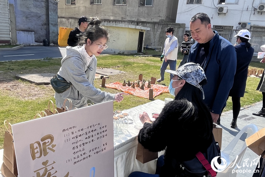 活動現(xiàn)場設(shè)置了趣味普法游園活動。人民網(wǎng) 錢嘉禾攝