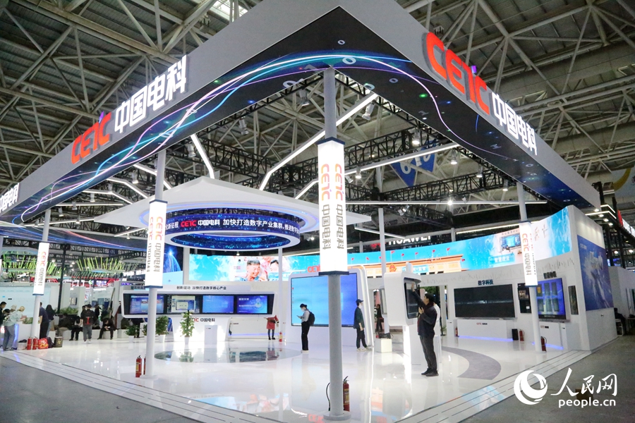 參展單位展示數(shù)字產(chǎn)業(yè)成果。人民網(wǎng) 葉青卿攝