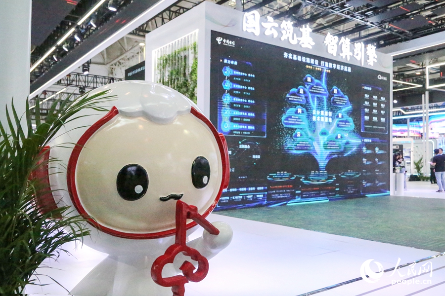 參展單位的“小可愛(ài)”助力展陳數(shù)字化產(chǎn)品。人民網(wǎng) 葉青卿攝