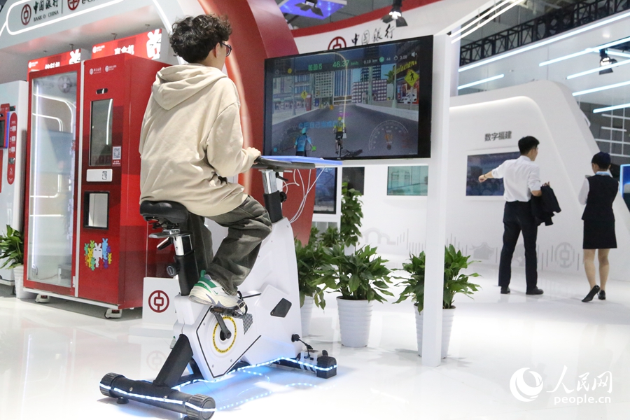 發(fā)電運(yùn)動(dòng)單車(chē)既可健身，又可儲(chǔ)存電能，同步給電子產(chǎn)品充電。人民網(wǎng) 葉青卿攝