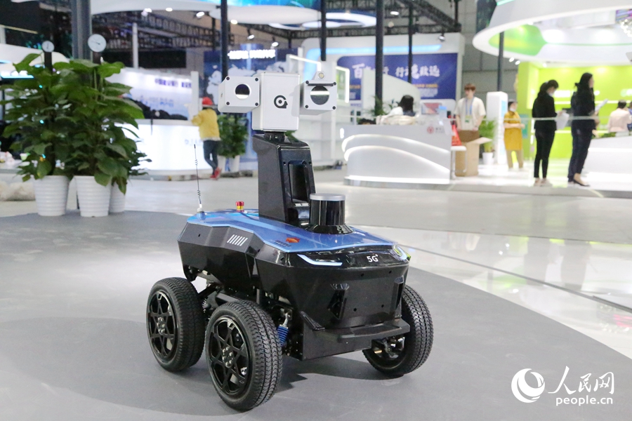 5G智能巡檢機(jī)器人亮相展會(huì)。人民網(wǎng) 葉青卿攝