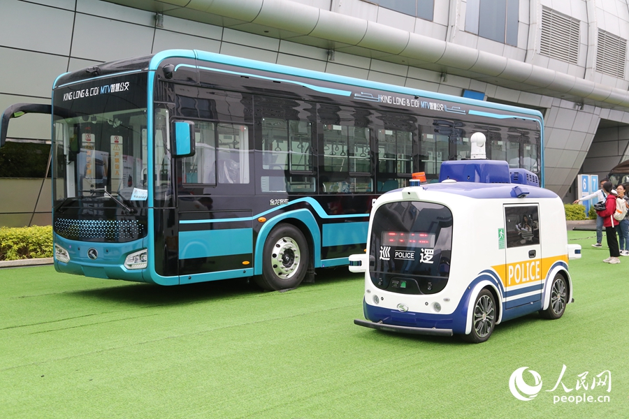 無(wú)人駕駛巡邏車(chē)亮相“數(shù)字街區(qū)”。人民網(wǎng) 葉青卿攝
