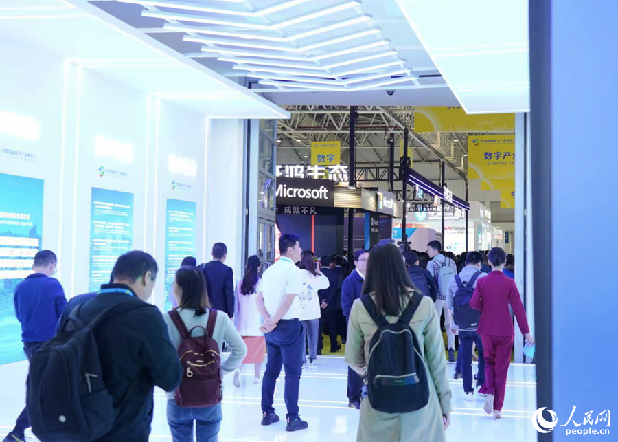 2 觀眾步入博覽會。李祁攝