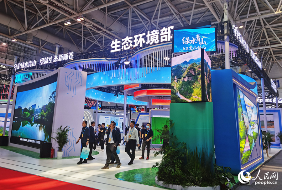 數(shù)字生態(tài)文明成果展區(qū)圍繞生態(tài)云助力深入打好污染防治攻堅(jiān)戰(zhàn)和美麗中國建設(shè)等方面工作，集中展示政府部門、行業(yè)龍頭企業(yè)、高校和科研機(jī)構(gòu)在數(shù)字生態(tài)文明領(lǐng)域的創(chuàng)新實(shí)踐成果和應(yīng)用案例。人民網(wǎng) 歐煒攝