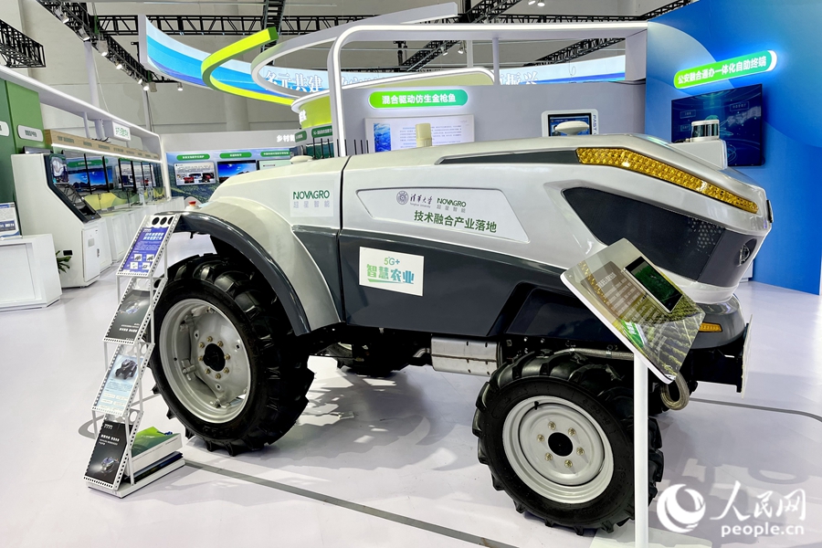通過手機(jī)，就能指揮新能源無人駕駛拖拉機(jī)在田里作業(yè)。人民網(wǎng) 錢嘉禾攝