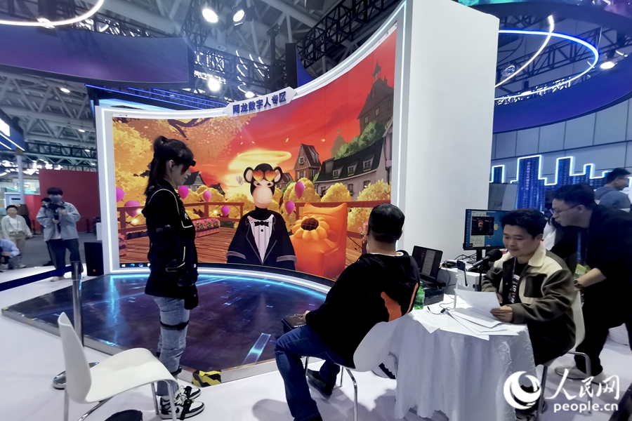 數(shù)字人主播“無聊猿”。人民網(wǎng) 葉青卿攝