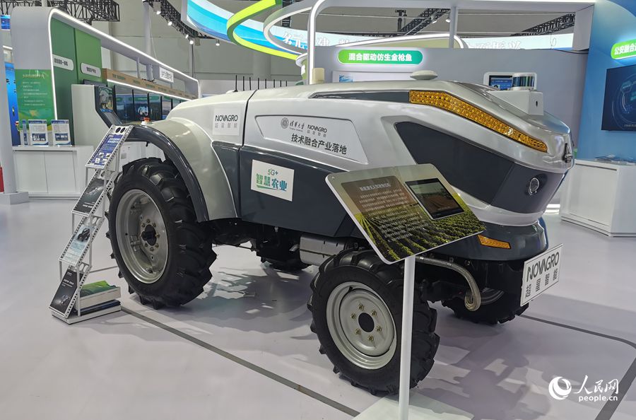 新能源無人駕駛拖拉機(jī)。人民網(wǎng) 葉青卿攝