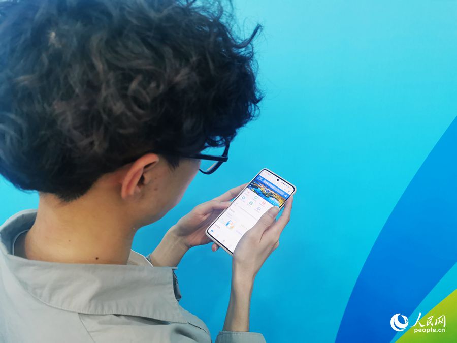 觀展者正在體驗(yàn)“杭好辦”小程序。人民網(wǎng) 葉青卿攝