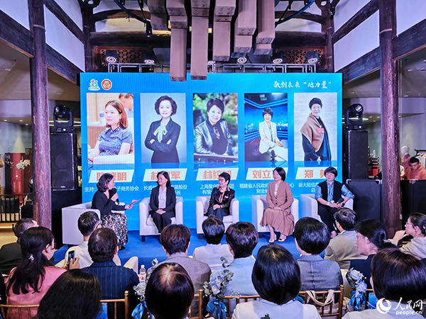 五位嘉賓進(jìn)行行業(yè)深度對(duì)話。黃東儀攝