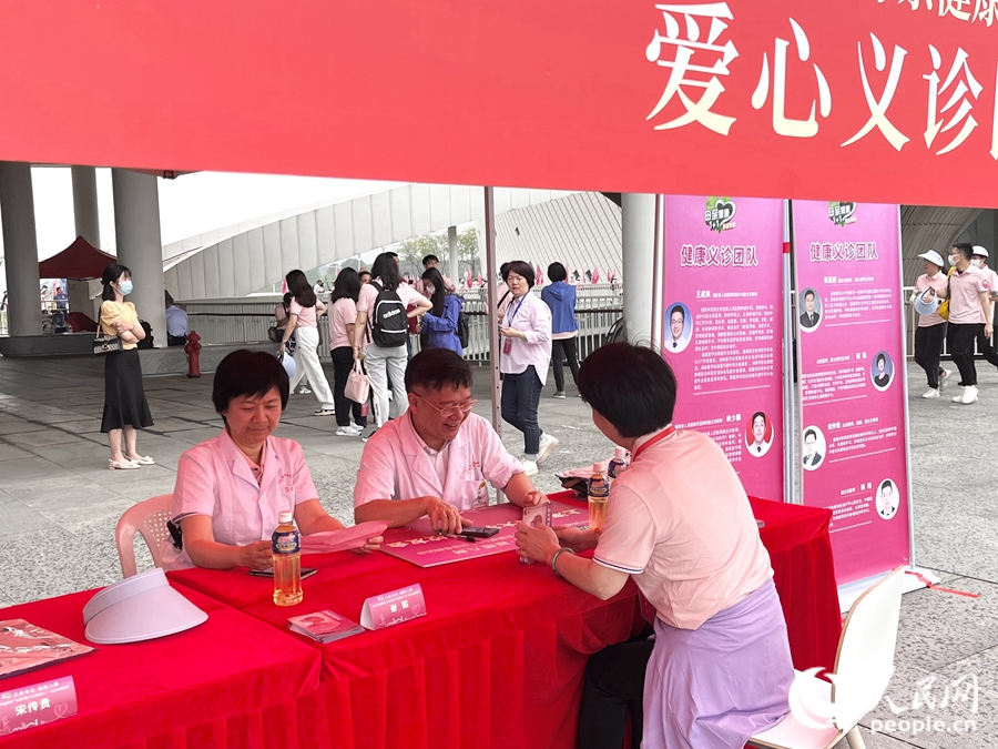 活動(dòng)現(xiàn)場(chǎng)開展了婦女健康義診，為婦女送去滿滿的關(guān)愛。人民網(wǎng) 錢嘉禾攝