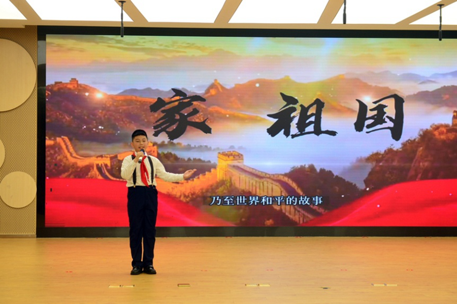 舞臺(tái)上，一位男同學(xué)正繪聲繪色地表演家風(fēng)教育情景劇《我的家風(fēng)故事》。葉誠(chéng)攝